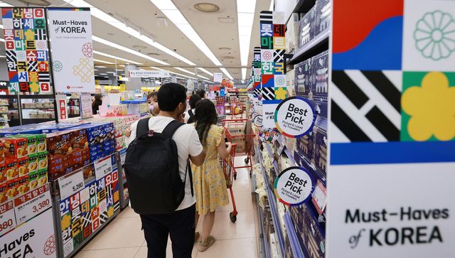유망 소비재 분야 혁신제품을 선발해 글로벌 일류제품으로 성장을 지원하는 'K-수출전략품목'&nbsp;육성사업이 추진된다. 사진은 서울 중구의 한 대형마트 매장에 외국인 관광객들을 위한 과자 등 K-푸드 상품이 진열돼 있는 모습. (사진=연합뉴스)