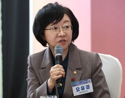 식품의약품안전처(식약처)는 알파-만노사이드축적증 환자의 비중추신경계 증상 치료에 사용하는 수입 희귀의약품 ‘람제데주10밀리그램(성분명 벨마나제알파)’를 12일 허가했다고 밝혔다. 사진은 오유경 식약처장이 서울 서대문구 신촌세브란스 연세암병원 중입자치료센터에서 열린 희귀질환 환우·가족 간담회에서 발언하고 있는 모습. (사진=연합뉴스)