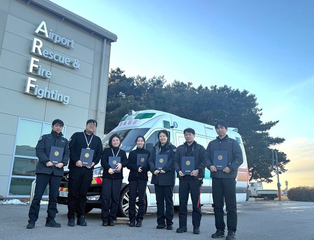 인천공항소방대 소속 구급대원들이 인천소방본부로부터 수여받은 ‘하트세이버(Heart Saver)’인증서를 들고 기념촬영을 하고 있다. (사진=인천국제공항공사)