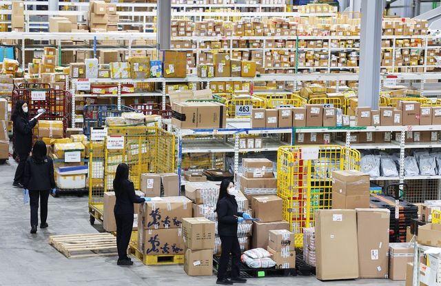 개인통관고유부호 도용을 차단하기 위해 해외직구 통관 때 본인확인 검증 절차가 강화된다. 기존에는&nbsp;성명과 전화번호 일치 여부 확인에 그쳤지만 앞으로는 배송지까지도 일치해야 통관이 이뤄진다. 사진은&nbsp;인천시 중구 인천공항본부세관 특송물류센터에 직구 물품들이 쌓여있는 모습. (사진=연합뉴스)