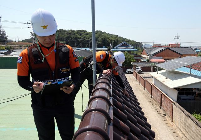 겨울철은 난방용품 사용 증가 등으로 주택화재 발생 위험이 크게 높아지는 시기다. 최근 3년간 주택에서 발생한 화재는 3만 건을 넘어섰고, 이로 인한 사망자와 부상자도 적지 않아 각별한 주의가 요구된다. 사진은 소방서 대원들이 주택을 둘러보며 화재 안전 점검을 하고 있는 모습. (사진=연합뉴스)