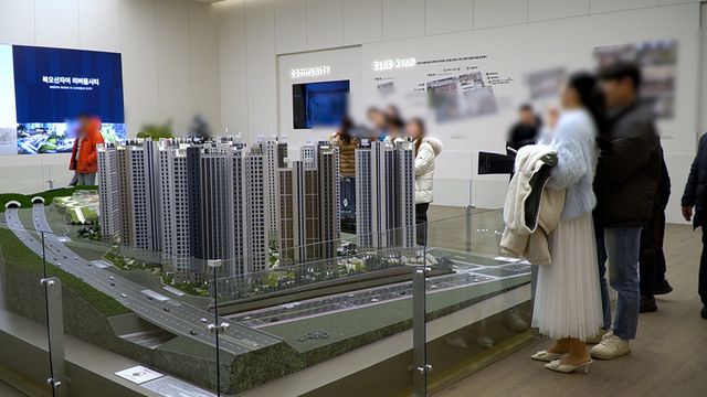 GS건설에서 마련한 '북오산자이 리버블시티' 견본주택에서 구경중인 사람들의 모습. [사진=신윤철 기자]