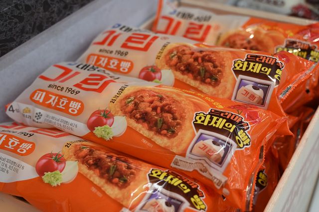 롯데웰푸드가 지난해 10월 tvN 드라마 '태풍상사'와 협업해 출시한 기린 '피자호빵'. [사진=신윤철 기자]