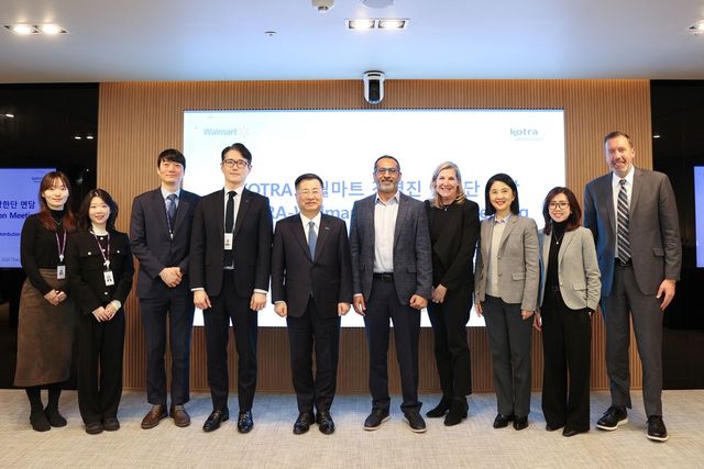 코트라는 20일 서울 서초구&nbsp;코트라&nbsp;본사에서 월마트 경영진 방한단과 소비자 수출 확대 및 미국 유통망 진출 관련 면담을 진행했다. 강경성&nbsp;코트라&nbsp;사장(왼쪽에서 다섯 번째) 및&nbsp;코트라&nbsp;관계자와 월마트 경영진 5인이(왼쪽 여섯 번째부터) 면담 후 기념촬영을 하고 있다. (코트라 제공)