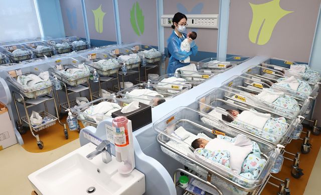 임신·출산부터 양육·돌봄까지 23종 국가 바우처를 국민행복카드 한 장으로 이용할 수 있다.&nbsp;보건복지부는 2026년 전자바우처 통합카드 사업 계약을 체결하고, 국민행복카드를 통해 23종 국가 바우처 서비스를 제공한다고 밝혔다. (사진=연합뉴스)