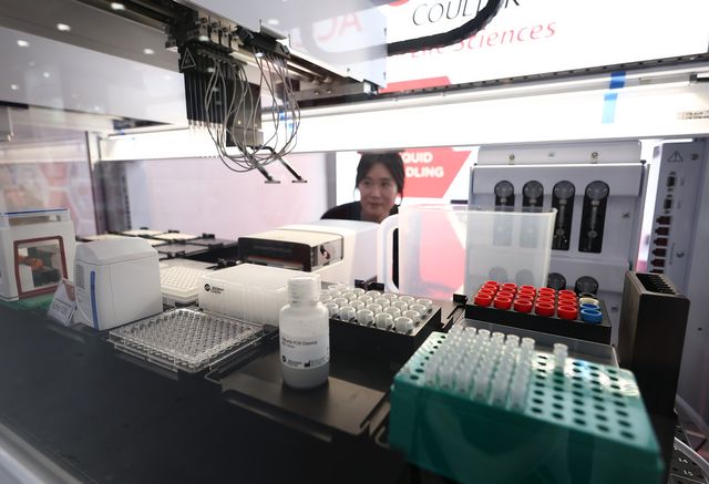 정부가 바이오시밀러 허가 기간을 세계 최단 수준으로 단축하고, 위탁개발생산(CDMO)과 신유형 바이오의약품에 대한 규제 혁신을 통해 국내 바이오헬스 산업의 글로벌 시장 진출을 본격 가속한다. 사진은&nbsp;'2025 바이오플러스-인터펙스 코리아'에 자동화 실험 장비가 전시돼 있는 모습. (사진=연합뉴스)