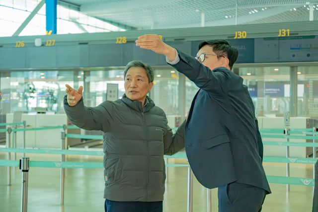 8일 인천국제공항공사 이학재 사장(사진 맨 왼쪽)이 아시아나항공의 제2여객터미널 이전에 대비해 체크인카운터 시설을 점검하고 있다. (인천국제공항공사 제공)