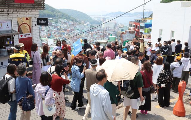 외국인 관광객용 'K-투어 패스' 첫 출시...부산 시범 운영. 사진은&nbsp;부산 사하구 감천마을에 외국인 관광객들로 붐비고 있는 모습. (사진=연합뉴스)