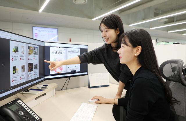 삼성디스플레이 직원들이 설 명절을 앞두고 온라인 장터에서&nbsp;상품을&nbsp;구입하는 모습. (삼성 제공)