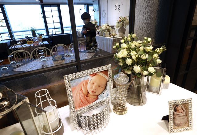 한국소비자원과 공정거래위원회는 돌잔치 서비스 계약 과정에서 발생할 수 있는 분쟁을 줄이기 위해 소비자와 사업자 모두의 주의를 당부했다. 사진은&nbsp;돌잔치 및 파티 전문업체 관계자가 테이블을 정리하고 있는 모습. (사진=연합뉴스)