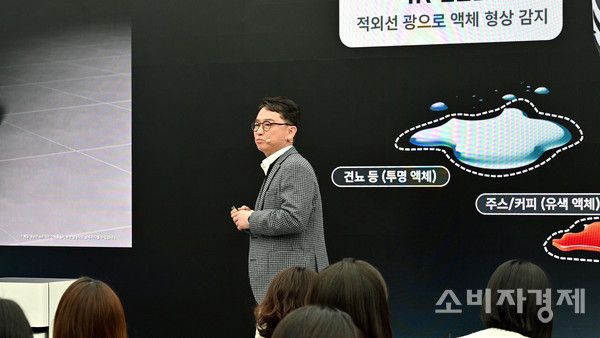 ​삼성전자 생가전사업부 개발팀장인 문종승 부사장이 11일 서울 강남 삼성전자서비스센터에서 2026년형 로봇청소기 '비스포크 AI 스팀' 신제품 관련 미디어 브리핑을 하고 있다. [사진=신윤철 기자/ 위 사진은 니콘Z6II로 촬영 되었습니다.]