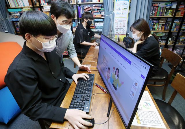 학생들이 온라인 강의를 듣기 위해 준비하고 있는 모습. (사진=연합뉴스)