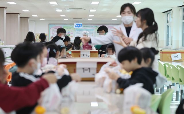 식약처가&nbsp;23일부터 3월 6일까지 학교급식 납품 햄·소시지 등 식육가공업체 860여 곳을 합동 점검한다. 충북 청주시 한 초등학교에서 점심 급식을 배식받고 있는 모습. (사진=연합뉴스)