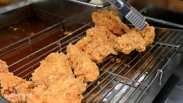 치킨 프랜차이즈 '제너시스BBQ'의 한 매장에서 올리브유를 활용해 치킨을 굽고 있다. [사진=신윤철 기자 / 위 사진은 니콘Z6II로 촬영 되었습니다.]&nbsp;