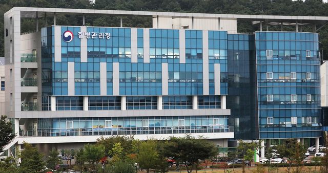 질병관리청이&nbsp;항생제 내성 관련 7개 부처와 협력해 항생제 내성 전문위원회 및 감염병관리위원회 심의를 거쳐 ‘제3차 국가 항생제 내성 관리대책(2026~2030)’을 수립했다고 25일 밝혔다. (질병관리청 제공)