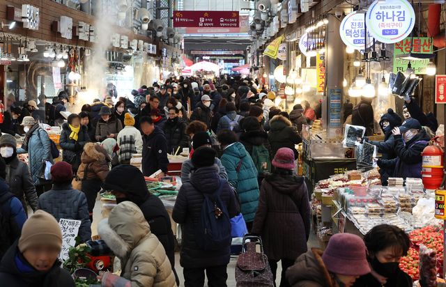 정부가 설 명절을 앞두고 국민들이 바가지요금 등의 걱정 없이 안심하고 편리하게 명절을 준비할 수 있도록 '설 물가 안정관리 대책'을 추진한다. 사진은 서울의 한 전통시장에서 시민들이 장을 보고 있는 모습. (사진=연합뉴스)