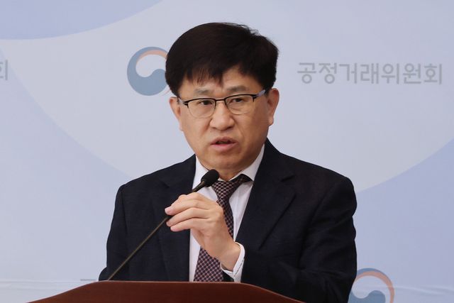 공정위, 광양지역 레미콘 업계 부당 공동행위 제재.&nbsp;강진규 공정거래위원회 광주사무소장이 광양지역 7개 레미콘 제조·판매 사업자의 부당 공동행위에 대한 제재 결과를 설명하고 있다. (사진=연합뉴스)