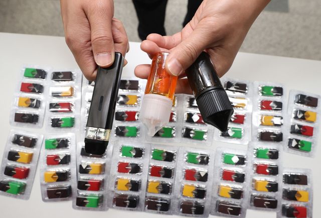 다크웹과 가상자산을 악용한 신종 마약 유통 범죄에 대응하기 위해 정부가 첨단 기술 기반 수사 시스템 구축에 나선다. 사진은 서울경찰청 마약범죄수사대 관계자가 '부정의약품 제조·유통 일당 검거' 브리핑에 앞서 압수품을 정리하고 있는 모습. (사진=연합뉴스)