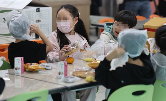초등학교 1~2학년 60만 명에게 국산 과일간식을 주 1회 이상 제공하는 '어린이 과일간식' 사업이 3월부터 순차적으로 시행된다. 사진은&nbsp;충북 청주시 한 초등학교에서 초등학생이 간편식으로 점심을 먹고 있는 모습. (사진=연합뉴스)