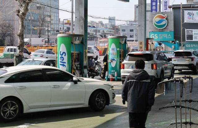 미국과 이란 간 전쟁 여파로 국제유가가 급등하며 국내 석유 가격 변동성이 커지자 정부가 석유 유통 질서를 점검하는 동시에 교통·물류 업계의 유류비 부담을 완화하기 위한 지원책을 내놨다. 사진은&nbsp;석유 최고가격제 시행을 앞두고 주변 시세보다 저렴한 서울 시내 주유소에 몰린 차량들의 모습. (사진=연합뉴스)