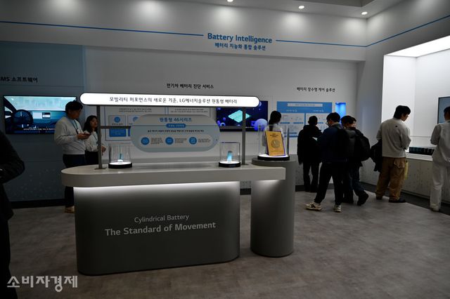 서울 코엑스 '인터배터리 2026' 내 LG에너지솔루션 부스에서 관람객이 관람하고 있다. [사진=신윤철 기자 / 위 사진은 니콘Z6II로 촬영 되었습니다.]