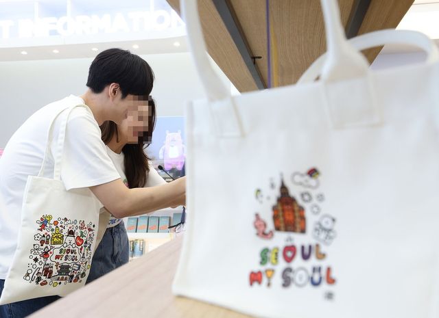 서울 소상공인이 개발하고 시민이 직접 선택한 ‘서울 굿즈’가 출시된다. 사진은&nbsp;공식 기념품 판매점인 '서울마이소울샵'에서 모델들이 굿즈를 살펴보고 있는 모습. (사진=연합뉴스)