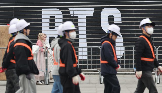 식약처, 방탄소년단(BTS) 컴백 행사 대비 주변 음식점 사전 위생 점검. 사진은 방탄소년단(BTS) 컴백 공연이 앞두고 16일 서울 광화문광장에서 관계자들이 이동하고 있는 모습. (사진=연합뉴스)