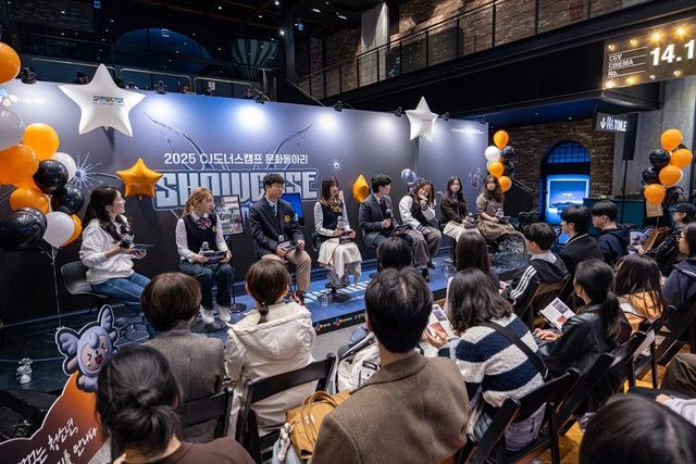 지난해&nbsp;11월 서울 용산구&nbsp;CGV용산아이파크몰에서 열린&nbsp;CJ도너스캠프 문화동아리 영상미디어 부문 쇼케이스에서 청소년들이&nbsp;GV(관객과의 대화)를 진행했다. (CJ도너스캠프 제공)