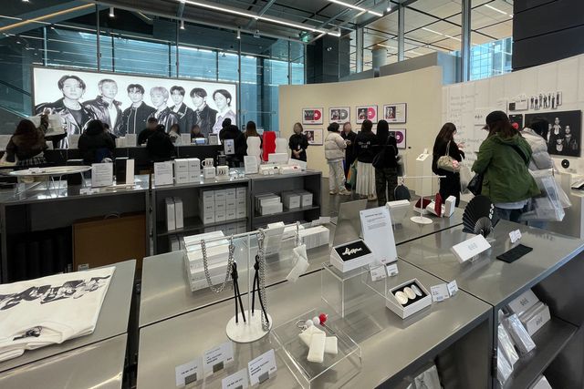 방탄소년단(BTS) 컴백을 하루 앞둔 20일 서울 용산구 하이브 사옥에 문을 연 '아리랑' 팝업스토어를 찾은 팬들이 관련 굿즈를 살펴보고 있다. (사진=연합뉴스)