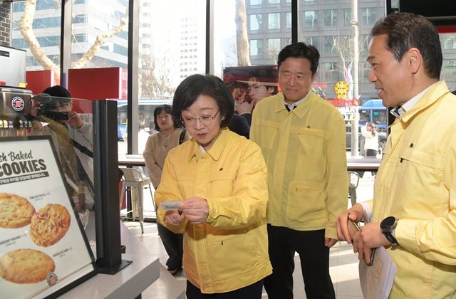 오유경 식약처장이 20일 방탄소년단(BTS) 공연장 현장을 찾아, 주변 음식적의 가격표시와 위생상태 점검을 하고 있다. (식약처 제공)