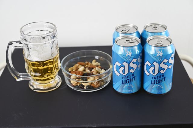 오비맥주의 '카스 라이트' 제품 연출 모습. [사진=신윤철 기자 / 위 사진은 니콘Z6II로 촬영 되었습니다.]