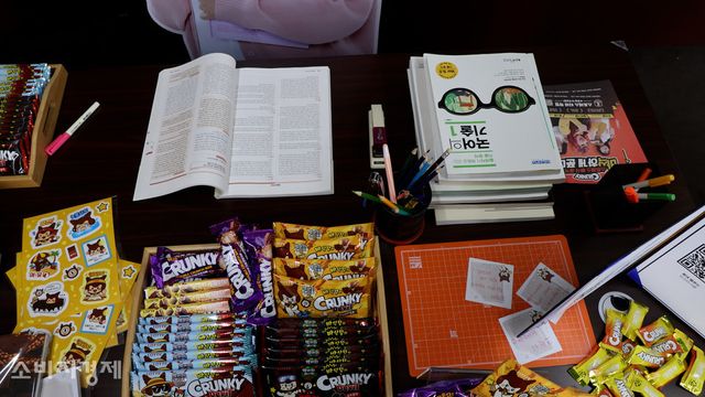 롯데웰푸드의 대치동 이색 팝업 스토어 '크런키 스트레스 타파 학원' 내 모습. [사진=이해석 기자]