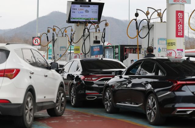 정부는 국내 석유가격 안정화와 불법 유통 특별점검에 나선다. 사진은&nbsp;서울 서초구 만남의광장 주유소에 휘발유와 경유 가격기 표시돼 있는 모습. (사진=연합뉴스)