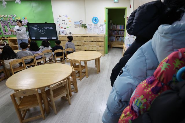 육아휴직과 육아기 근로시간 단축, 출산휴가 등 일·가정 양립 지원 제도 이용자가 지난해 처음으로 30만 명을 넘어선 것으로 나타났다. 정부는 이러한 흐름이 일시적인 현상에 그치지 않도록 제도 개선과 지원 확대에 속도를 낼 방침이다. 사진은 지난&nbsp; 1월 2일 서울 송파구 송파구청어린이집 모습. (사진=연합뉴스)