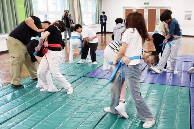 초등학생이 사교육 없이도 예체능을 배울 수 있도록 2027년부터 2030년까지 방과후 학교스포츠클럽 및 예술동아리를 통한 '1인 1예술·스포츠' 활동이&nbsp;지원된다. 사진은&nbsp;부산 해운대구 송운초등학교에서 열린 '찾아가는 전국체육대회 스포츠 체험교실' 행사에서 학생들이 씨름을 배우고 있는 모습. (사진=연합뉴스)