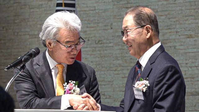 신상호 명예회장과 윤병우 신임 총회장이 악수를 하고있다. [사진=기업뉴스TV]