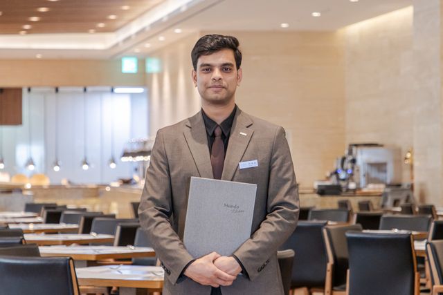 호반호텔앤리조트가 본격적인 글로벌 인재 육성에 나서고 있다. 최근 정기 인사에서 특별 승진자로 발탁된 방글라데시 국적의 호세인 카비르 선임이 제천 포레스트 리솜·레스트리 내 프리미엄 레스토랑 ‘몬도키친(Mondo Kitchen)’에서 고객 맞이를 준비하고 있다. (호반호텔앤리조트 제공)