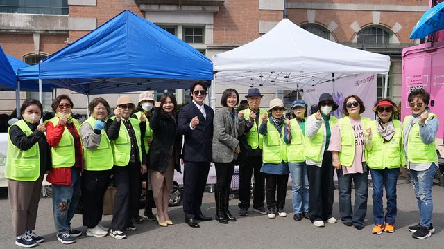 ‘더 밥 드림(The Bob Dream)’ 현장에서&nbsp;행사를 주관한 크리스 조 이사장이 기념사진을 촬영하고 있다. [사진=사단법인 드림드림]