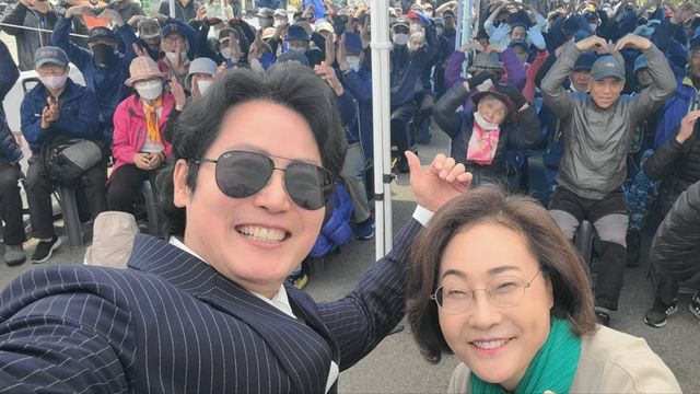 크리스 조 이사장과 박희영 용산구청장이 시민들과 기념사진을 촬영하고 있다.&nbsp;[사진=사단법인 드림드림]