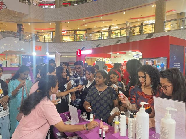 코트라는 우리 기업의 인도 남부 시장 선점과 한국 문화 확산을 위해 현지시간&nbsp;4월&nbsp;10일부터 이틀간 첸나이 최대 쇼핑몰인&nbsp;‘익스프레스 애비뉴 몰(Express Avenue Mall)’에서&nbsp;‘2026 K-라이프스타일 인 첸나이&nbsp;(K-Lifestyle in Chennai)’를 개최했다.&nbsp;현장 팝업스토어에서 화장품을 체험 중인 현지 소비자들의 모습. (코트라 제공)