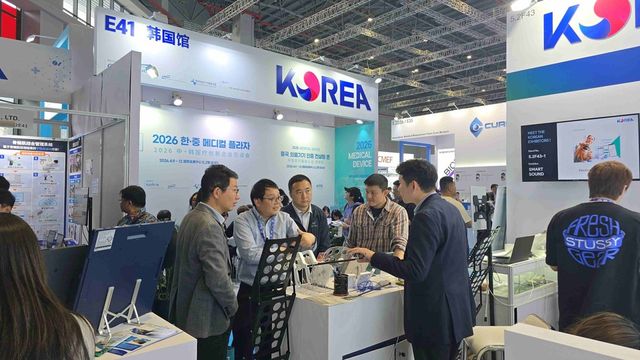 산업통상부와&nbsp;코트라는 지난&nbsp;4월&nbsp;9일부터&nbsp;12일까지 상해 홍차오 전시장에서 열린&nbsp;CMEF 2026(중국 국제 의료기기 전시회)에서 한국관을 운영하고, B2B&nbsp;수출 행사인 '한-중 메디컬 플라자'를 개최했다. '한-중 메디컬 플라자' 행사장 내 수출상담이 이뤄지고 있는 모습. (코트라 제공)
