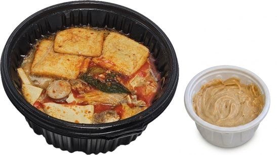 식중독균이 검출된 마라탕 전문점의 마라탕과 땅콩 소스. (소비자원 제공)