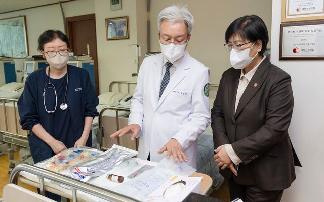 중동전쟁의 여파가 의료현장까지 번지자, 정부가 주사기 사재기 차단이라는 초강수 대응에 나섰다. 사진은 지난 6일 보건복지부&nbsp;정은경 장관이 투석병원과 약국 찾아 치료재료 등 수급상황 점검하고 있는 모습. (사진=연합뉴스)