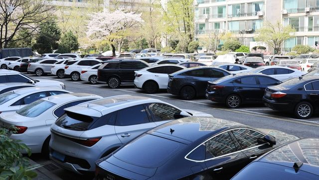 렌트카 위약금을 둘러싼 소비자 분쟁이 끊이지 않고 있다. 특히 계약 내용을 제대로 인지하지 못한 상태에서 책임을 떠안게 되는 사례가 늘면서 제도적 보완 필요성이 커지고 있다. 사진은&nbsp;서울 송파구 한 아파트 주차장의 모습, 사진과 기사 내용과는 직접 관련 없음. (사진=연합뉴스)