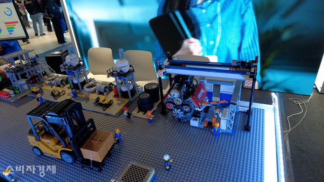 지난달 열린 'AW 2026'의 두산 부스 입구에는 공장 내부를 재현한 레고 모형이 전시됐다. [사진=이해석 기자]