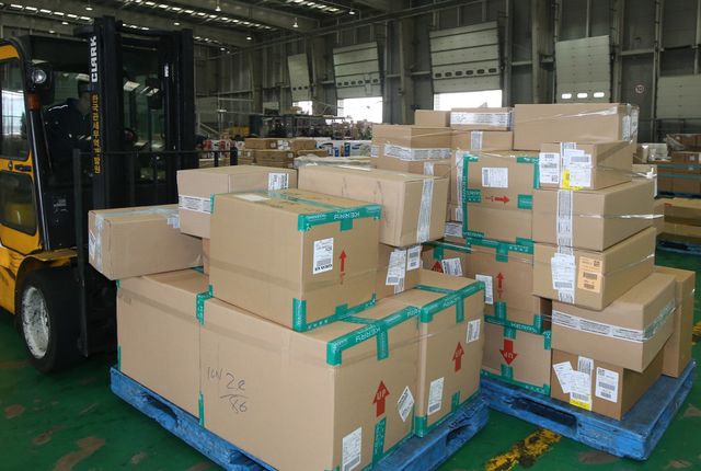 온라인을 통한 해외 제품 구매가 매년 증가하는 가운데 해외에서 안전성 문제로 리콜된 제품의 국내 유통도 끊이지 않고 있어 소비자의 각별한 주의가 필요하다. 사진은&nbsp;인천 중구 운서동 인천공항세관검사장에서 직원들이 해외직구로 들어온 물품을 분류하고 있는 모습. (사진=연합뉴스)