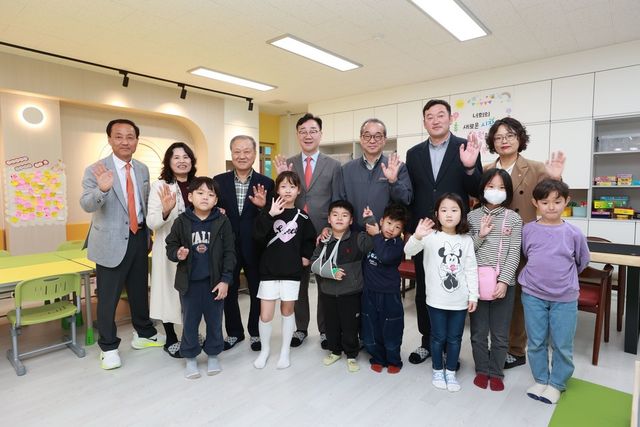 한화에어로스페이스 정인섭 사장, 하승철 하동 군수, 진교초등학교 정희철 교장 등이 맑은봄,터 안에서 학생들과 함께 기념촬영을 하고 있다. (한화그룹 제공)