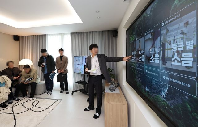 기후에너지환경부가 오는 4월 1일부터 비공동주택 거주자를 대상으로 '층간소음 이웃사이서비스'를 전국으로 확대 시행한다고 밝혔다. 사진은&nbsp;세종시 LH 주택성능연구개발센터에서 관계자가 층간소음 저감 기술 등과 관련한 설명을 하고 있는 모습(사진은 기사 내용과 직접적 관련 없음). (사진 = 연합뉴스)