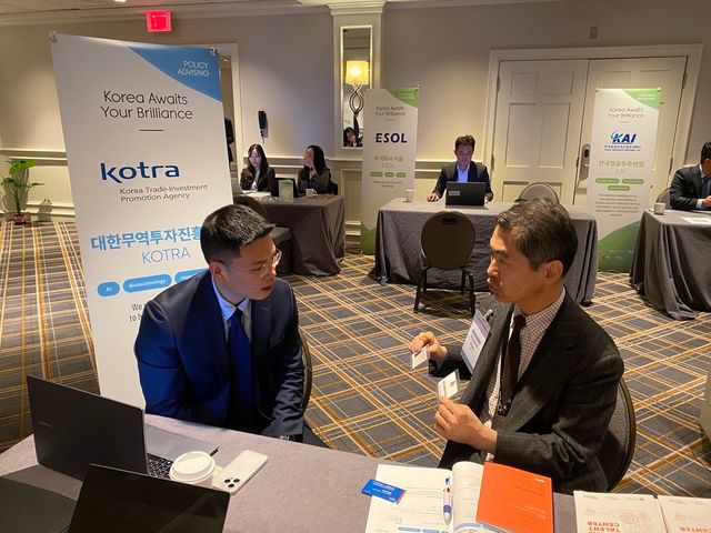 산업통상부와&nbsp;코트라는 과학기술정보통신부,&nbsp;한국과학창의재단,&nbsp;중소벤처기업부와 함께 올해 첫 번째 '첨단산업 해외인재 유치 로드쇼&nbsp;(Korea awaits your Brilliance)' 개최지인 미국 보스턴에서 31일(현지시간)&nbsp;종합 행사를 개최했다. 사진은 기업관 상담 부스 내에서 상담이 이뤄지고 있는 현장의 모습. (코트라 제공)