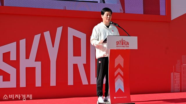 장재훈 롯데물산 대표이사가 '2026 롯데월드타워 스카이런' 개최를 기념해 개회사를 진행하고 있다. [사진=신윤철 기자 / 위 사진은 니콘Z6II로 촬영 되었습니다.]